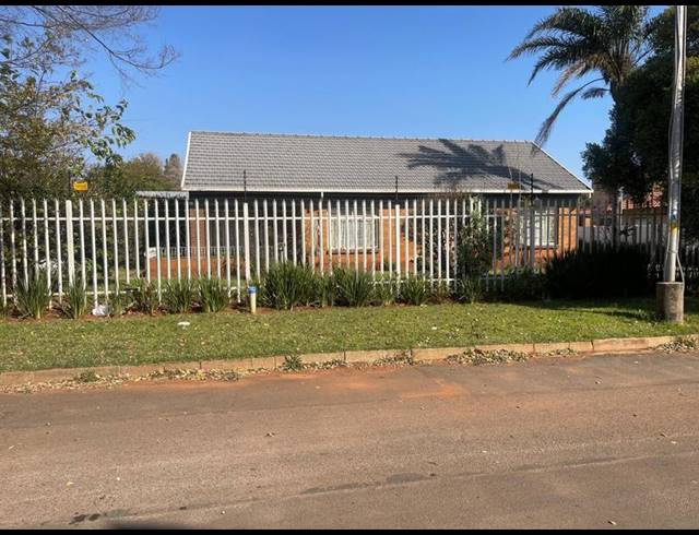 7 BEDROOM HOUSE FOR SALE IN RHODESFIELD